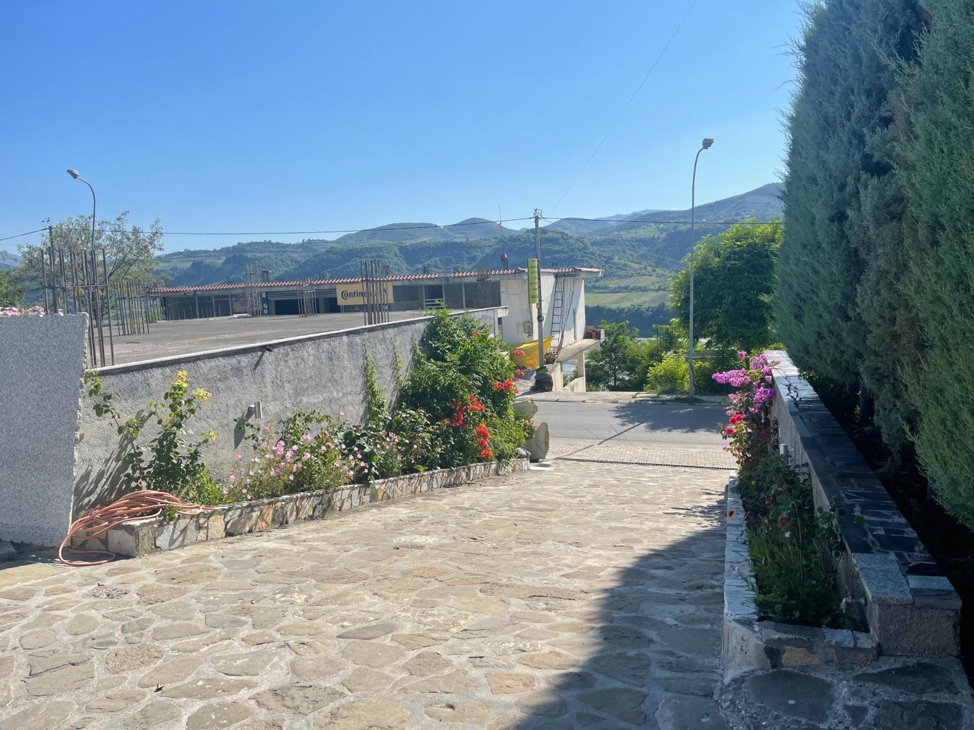 Hotel Latifi Gramsh Екстер'єр фото