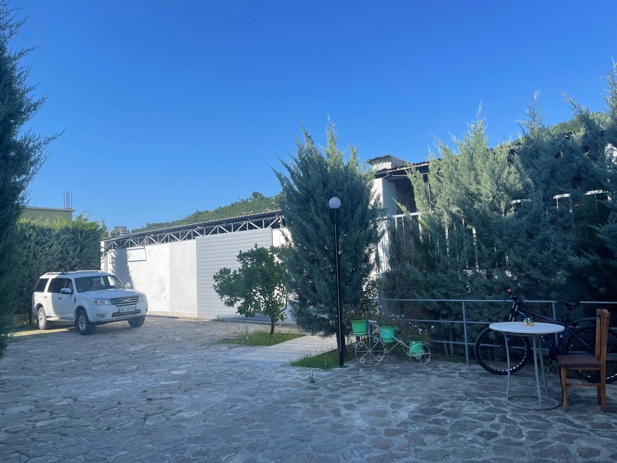 Hotel Latifi Gramsh Екстер'єр фото