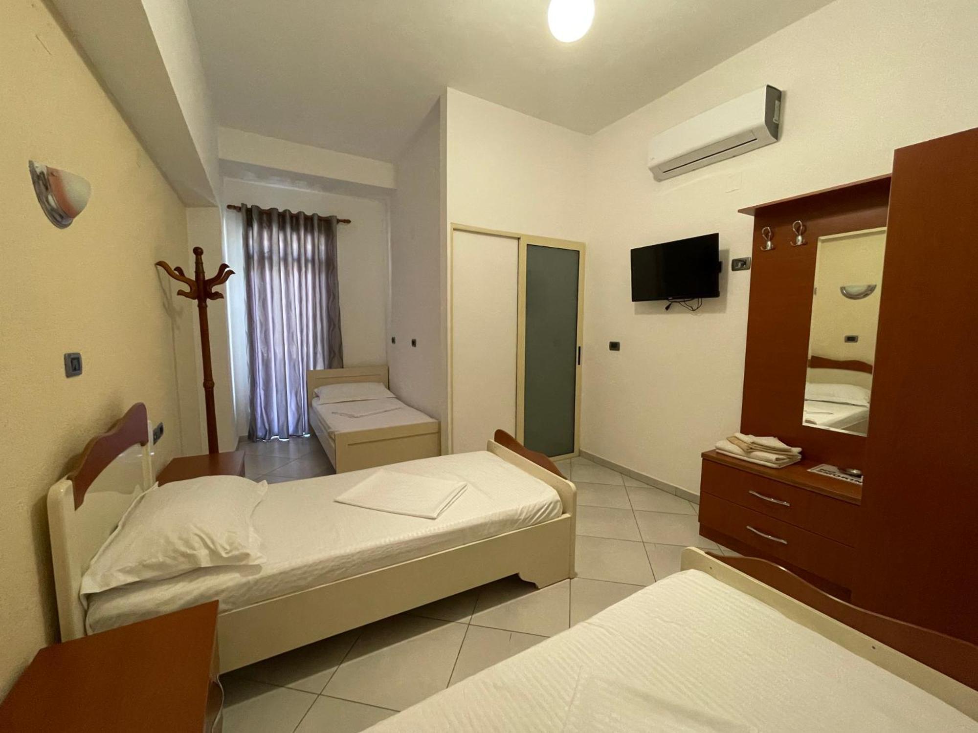 Hotel Latifi Gramsh Екстер'єр фото