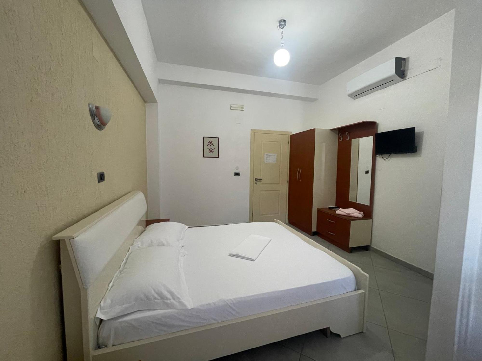 Hotel Latifi Gramsh Екстер'єр фото