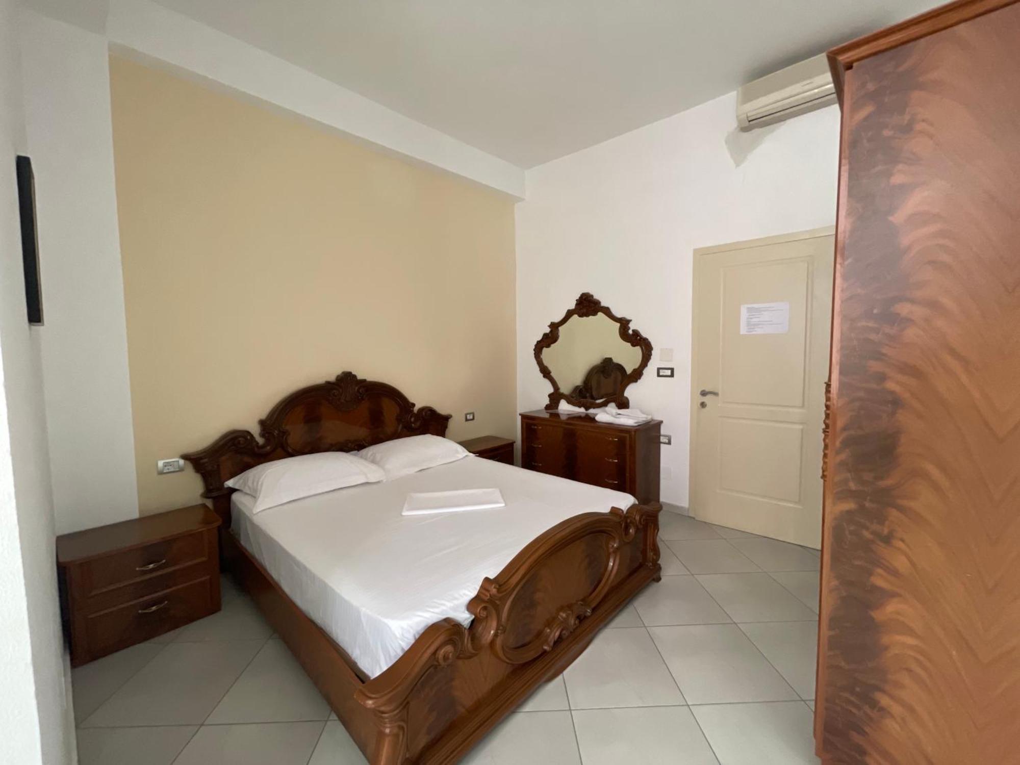 Hotel Latifi Gramsh Екстер'єр фото