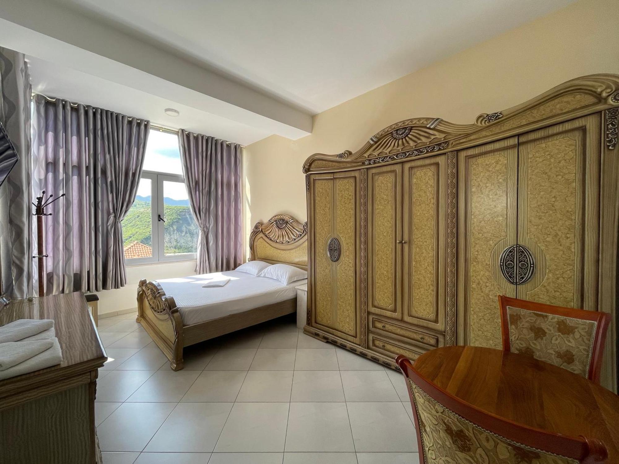 Hotel Latifi Gramsh Екстер'єр фото