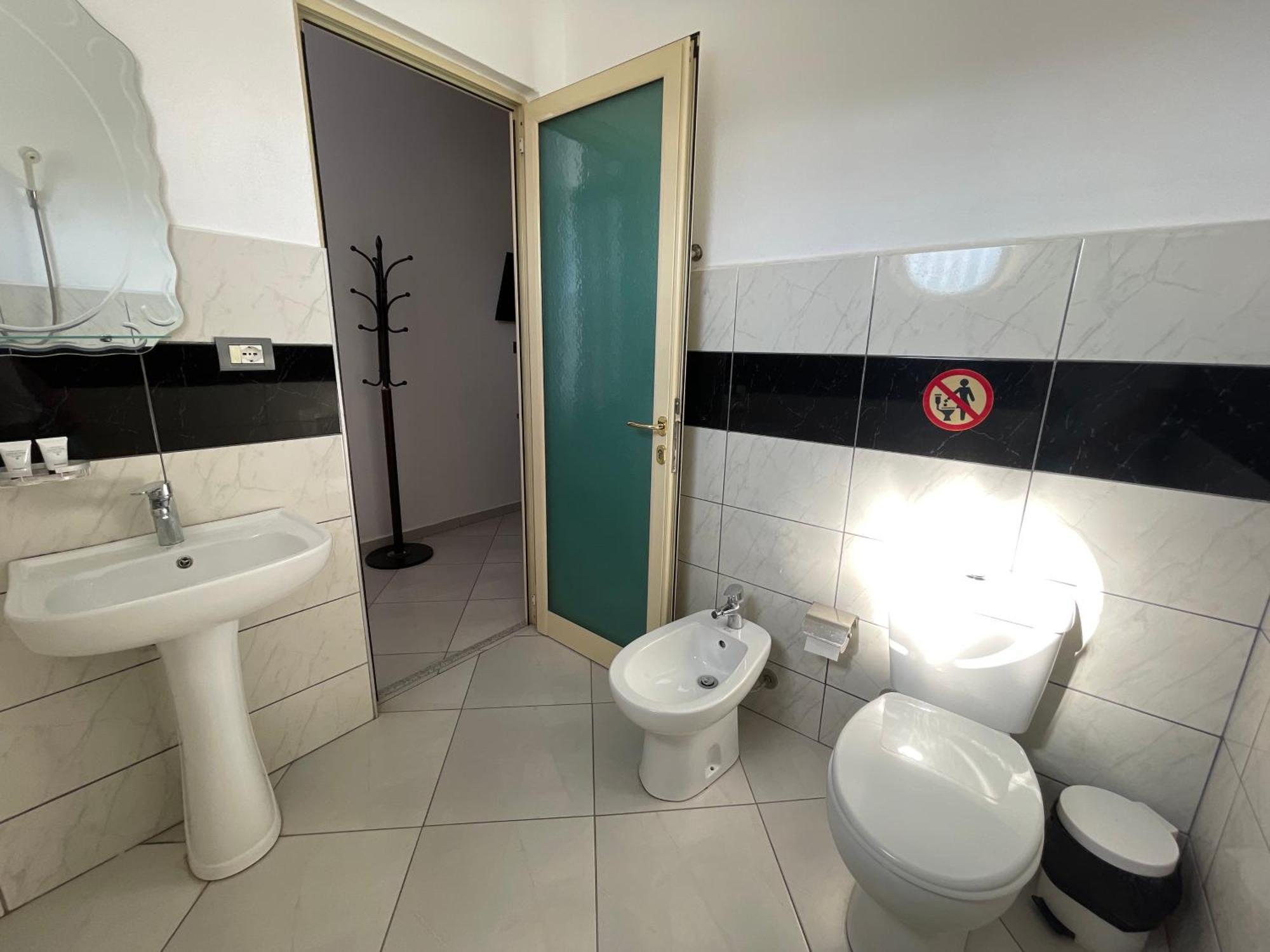Hotel Latifi Gramsh Екстер'єр фото