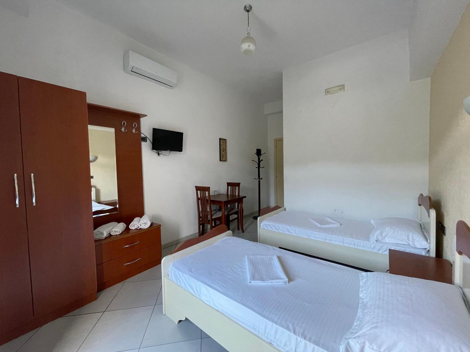 Hotel Latifi Gramsh Екстер'єр фото