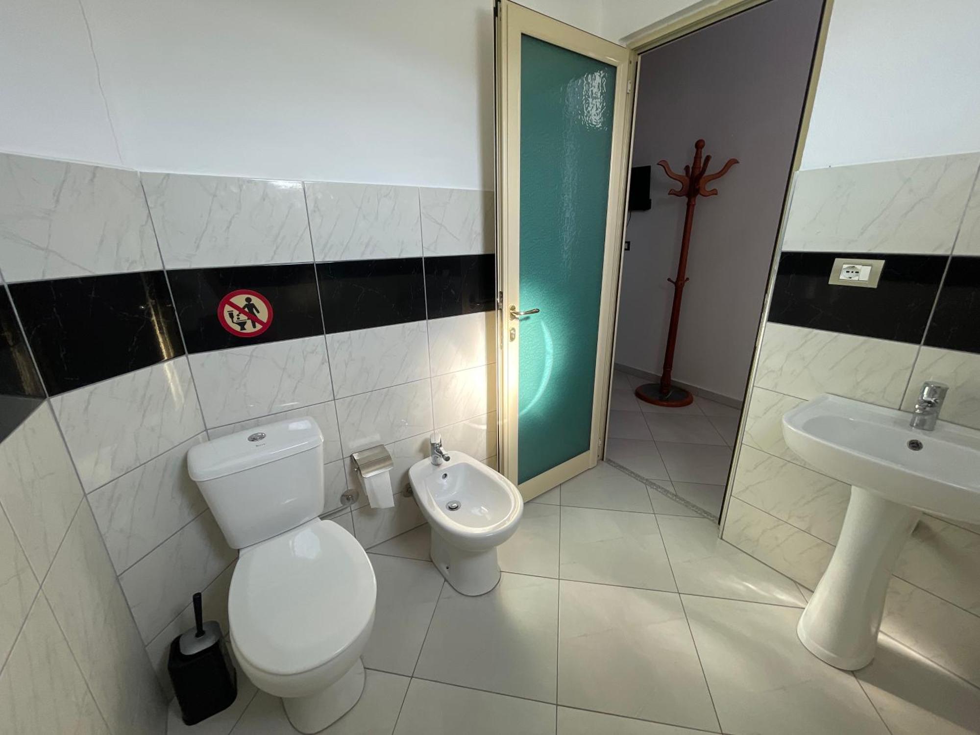 Hotel Latifi Gramsh Екстер'єр фото