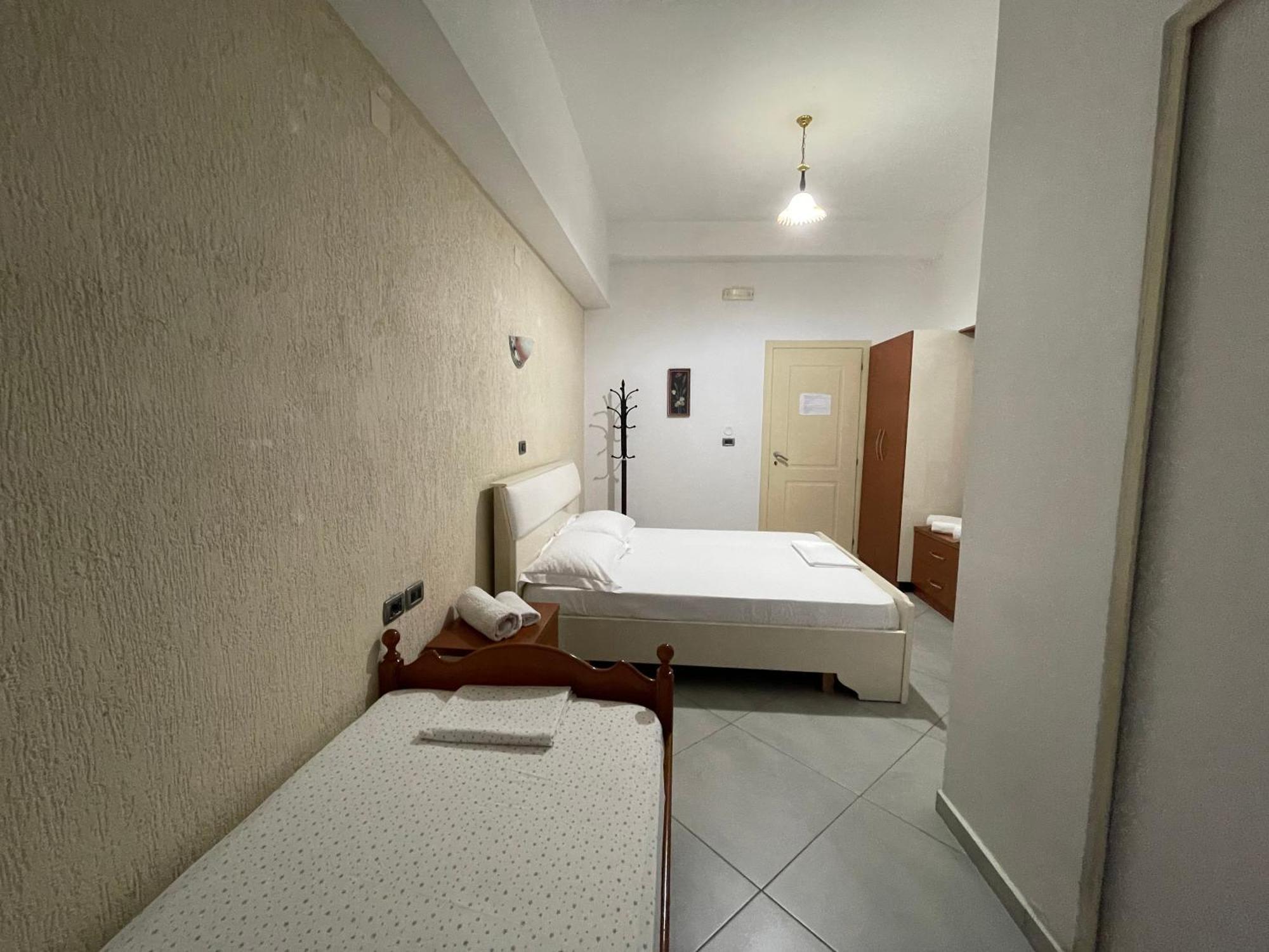 Hotel Latifi Gramsh Екстер'єр фото