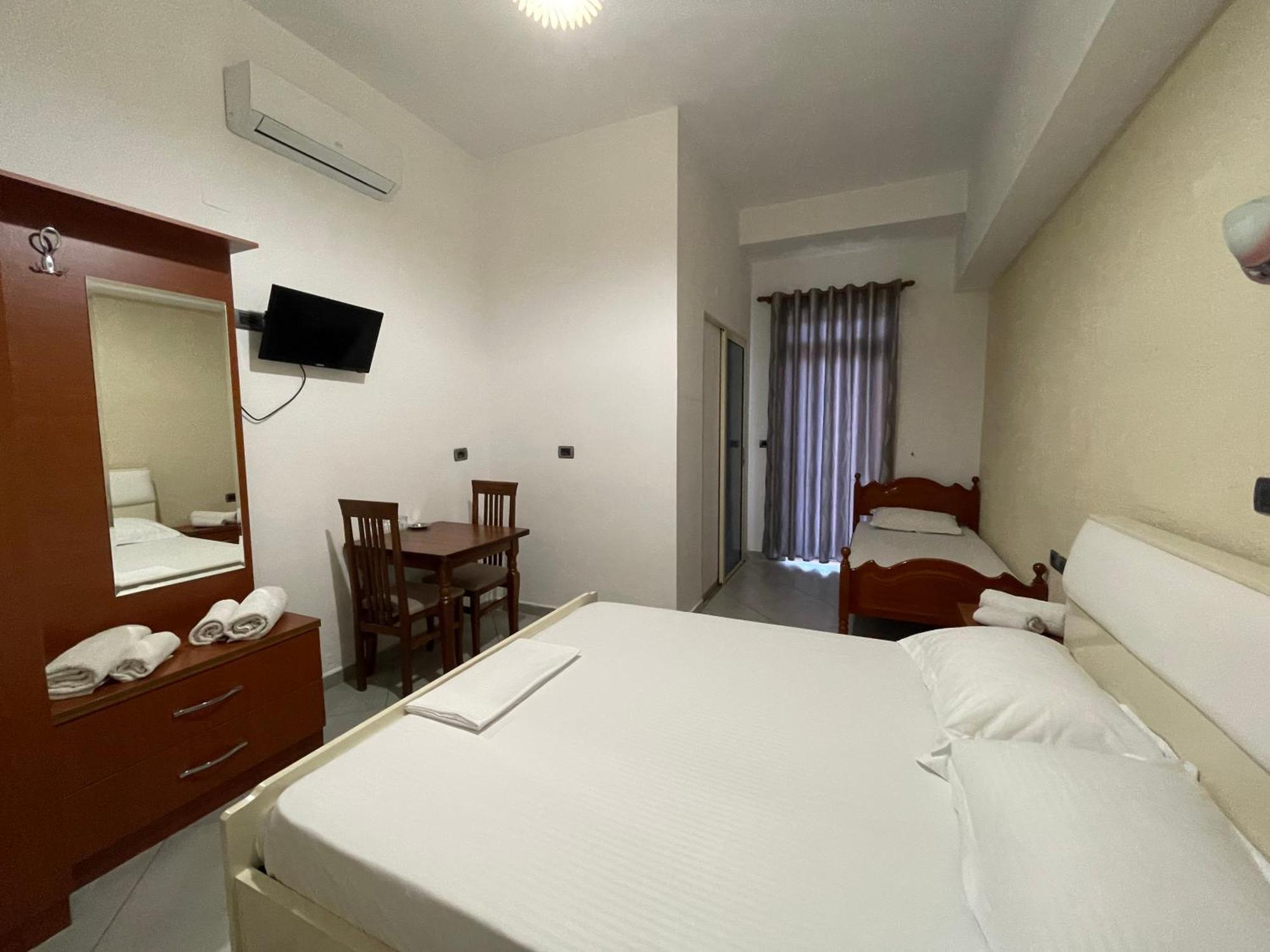 Hotel Latifi Gramsh Екстер'єр фото