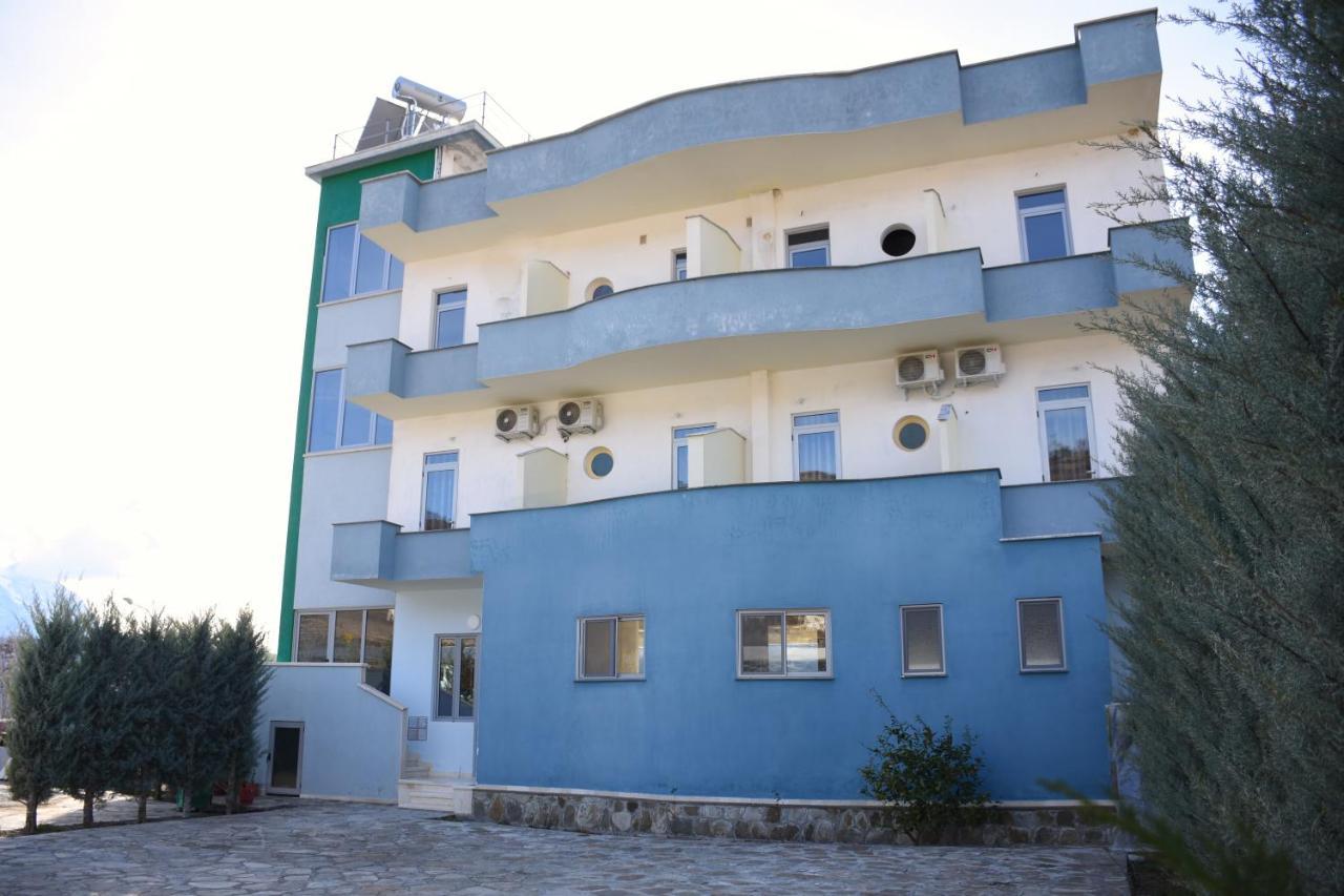 Hotel Latifi Gramsh Екстер'єр фото