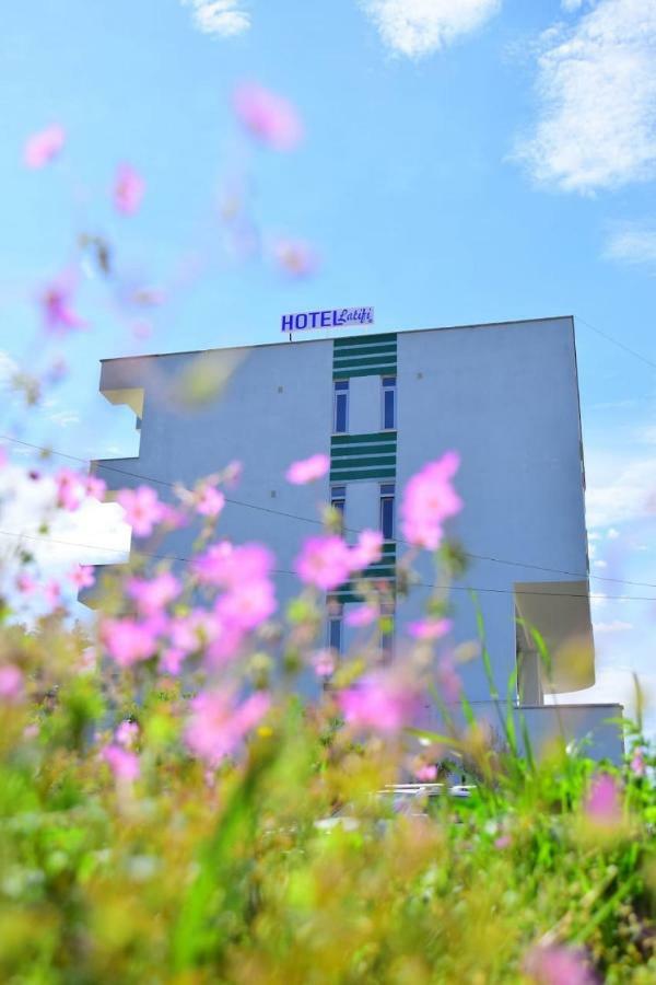 Hotel Latifi Gramsh Екстер'єр фото